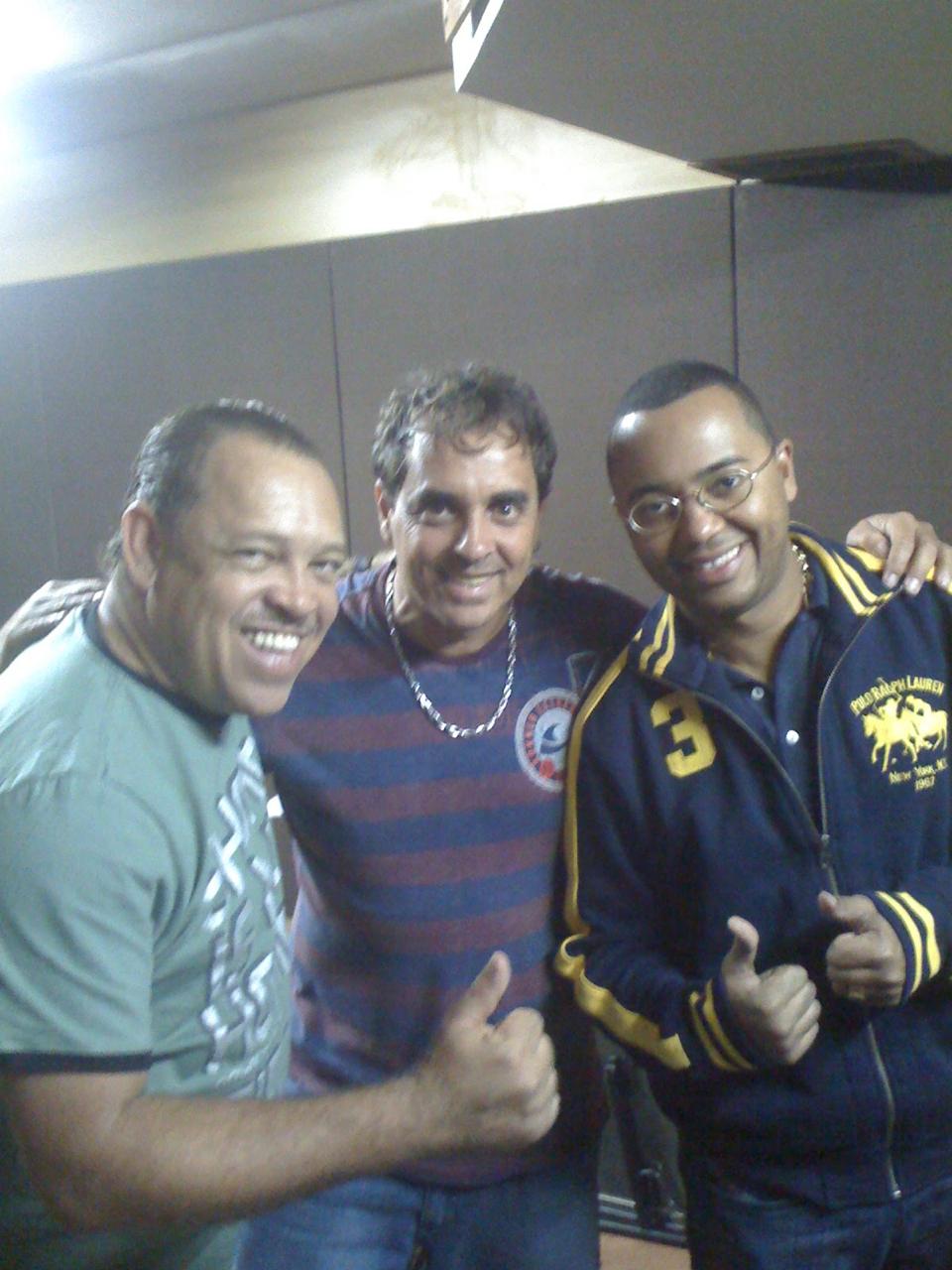 Artistas convidados em foto de bastidor no estúdio Villa do Som
